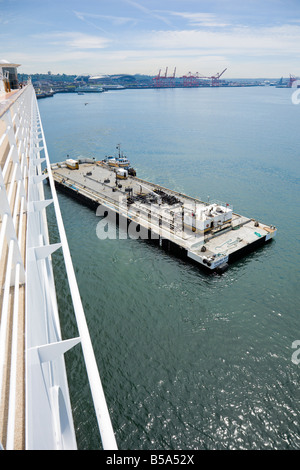 Remorquage bateau remorqueur chaland de ravitaillement de carburant après une croisière dans la baie d'Elliot à Port de Seattle, Washington. Banque D'Images