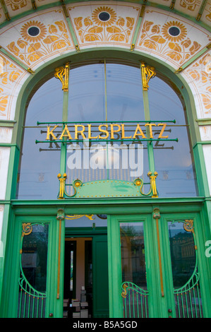 Vienne, Autriche. Entrée de la Karlsplatz U Bahn (métro) Banque D'Images