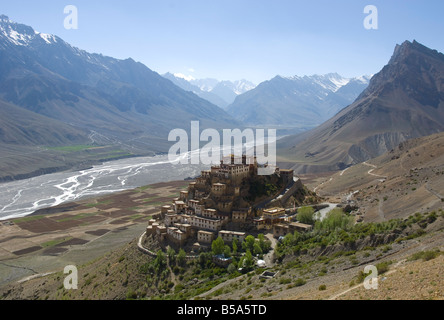 Avis de Kee Gompa, monastère avec le Spiti valley et les montagnes enneigées, le Spiti, Himachal Pradesh, Inde Banque D'Images