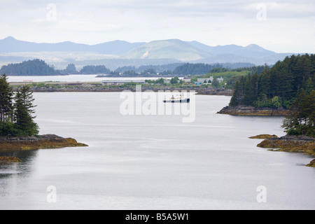 Remorqueur Commercial navigue entre les îles de la Manche orientale près de Sitka en Alaska Banque D'Images