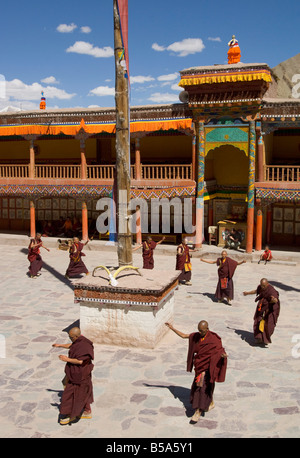 Groupe de moines de danser dans la cour du monastère de Hemis, répétitions festival Hemis, Ladakh, Inde Banque D'Images