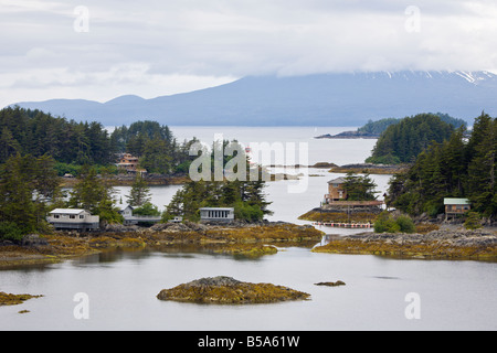 Maisons sur l'île privée de l'île Rocky dans la Manche orientale près de Sitka, Alaska Banque D'Images