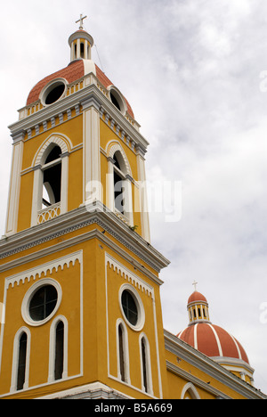 Tour et dôme de la cathédrale dans la ville coloniale de Granada, Nicaragua Banque D'Images
