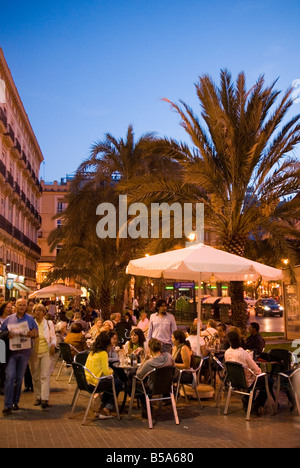 Les gens assis à l'extérieur d'un bar très fréquenté sur la place de la Reine dans le quartier historique de El Carmen centre ville de Valence Espagne Banque D'Images