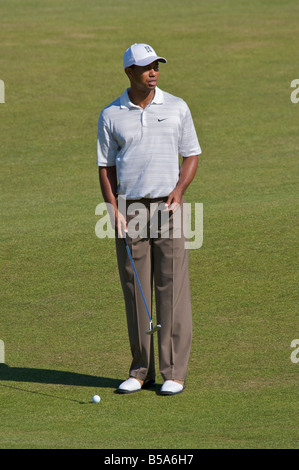 Mondes de Tiger Woods golfeur n°1 mettre dans la vallée de 'péché' à la 18e à St Andrews en Écosse Banque D'Images