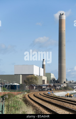 Kilroot Power Station, Carrickfergus, les voies de chemin de fer dans l'avant-plan Banque D'Images