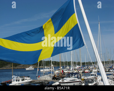 La bannière nationale suédoise à la marina de Sandhamn, Suède Banque D'Images