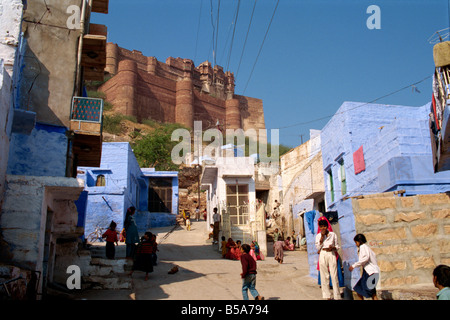 Scène de rue avec des maisons typiques de caste Brahmane bleu résidents de ville Jodhpur Rajasthan Inde Asie Banque D'Images