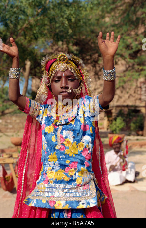 Danseuse de l'enfant à fort Jodhpur Rajasthan Inde Asie Banque D'Images