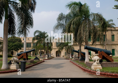 Cour intérieure du Musée du Palais Abdine, situé au-dessus de Qasr el-Nil Street dans l'est du centre-ville du Caire, Egypte Banque D'Images