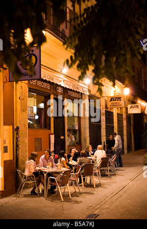 Les gens assis dehors, un bar-café dans le centre-ville historique de El Carmen de Valence Espagne Banque D'Images