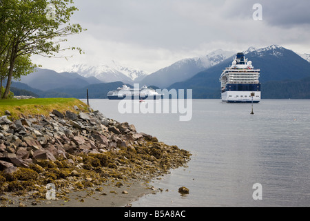 Deux bateaux de croisière amarrés dans le canal de l'Est à Sitka, Alaska Banque D'Images