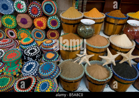 Tricotés chapeaux colorés nubien en vente sur le marché, l'Egypte Banque D'Images