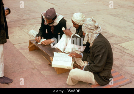 Les hommes à l'école vendredi dans la mosquée de Fatehpur Sikri Asie Inde Uttar Pradesh Banque D'Images