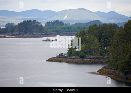 Remorqueur Commercial navigue entre les îles dans les eaux de l'Inside Passage près de Sitka en Alaska Banque D'Images