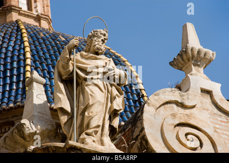 À côté de la statue en céramique bleu traditionnel dôme de Iglesia de San Vicente Ferrer sur la Plaza San Vicente Ferrer Valence Espagne Banque D'Images