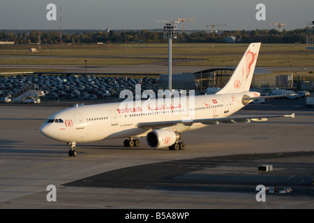 Tunisair Airbus A300-600R avec l'avion roulait sur la marquage 60e anniversaire l'arrivée à l'aéroport de Paris Orly Banque D'Images