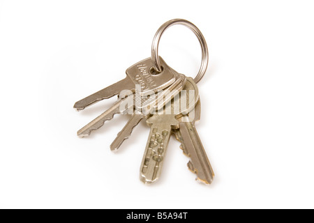 Tas de clés de maison isolé sur un fond blanc studio Banque D'Images