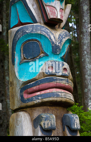 Gros plan sur le totem pôle dans le parc historique national de Sitka, Alaska Banque D'Images