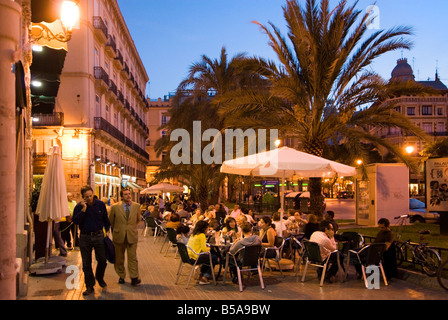 Les gens assis à l'extérieur d'un bar très fréquenté sur la place de la Reine dans le quartier historique de El Carmen centre ville de Valence Espagne Banque D'Images