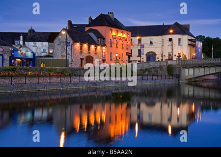 John's Quay et la Rivière Nore, la ville de Kilkenny, comté de Kilkenny, Leinster, République d'Irlande, Europe Banque D'Images