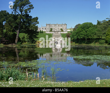 L'étang en face de Powerscourt House le comté de Wicklow, Irlande du Nord République d'Irlande Europe Banque D'Images