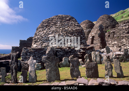 Cimetière et refuges en pierre, Skellig Michael, Grand Skellig Island, comté de Kerry, Munster, République d'Irlande Banque D'Images