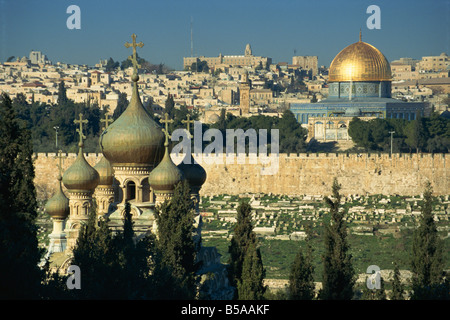 Vieille ville, y compris l'église de Sainte Marie Madeleine et le dôme du Rocher, vu depuis le mont des Oliviers, Jérusalem, Israël Banque D'Images