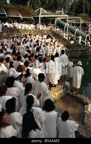 Cérémonie du baptême de masse dans le christianisme dans la mer de Galilée à Yardent, Israël, Moyen Orient Banque D'Images