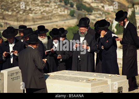 Les Juifs orthodoxes priant sur un tombeau sur le Mont des Oliviers, à Jérusalem, Israël, Moyen Orient Banque D'Images