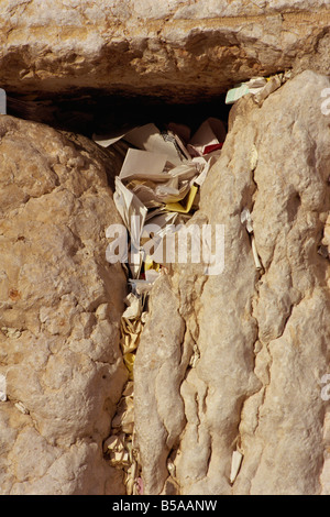 Close-up de notes et les prières placés dans une fissure sur le Mur Occidental à Jérusalem, Israël, Moyen Orient Banque D'Images