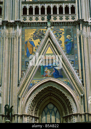 La plupart des mosaïques 18e et 19e siècle le remplacement des originaux sur façade de cathédrale Orvieto Ombrie Italie Europe Banque D'Images