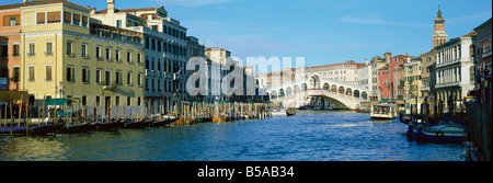 Afficher le long de Grand Canal vers le pont du Rialto Venise Site du patrimoine mondial de l'Vénétie Italie Europe Banque D'Images