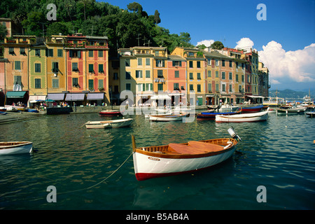 Bateaux amarrés et l'architecture de Portofino, Ligurie, Italie, Méditerranée, Europe Banque D'Images