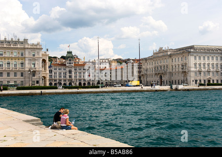 Vue vers la ville de Molo Audace, Trieste, Frioul-Vénétie Julienne, Italie, Europe Banque D'Images