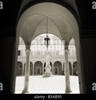 Image prise avec un Holga 120 film format moyen toy camera de vue à travers des arcades dans la cour intérieure ensoleillée, Pise, Toscane, Italie Banque D'Images