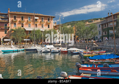 Le port et le café au bord de l'eau, Torre del Benaco, Lac de Garde, Vénétie, Italie, Europe Banque D'Images