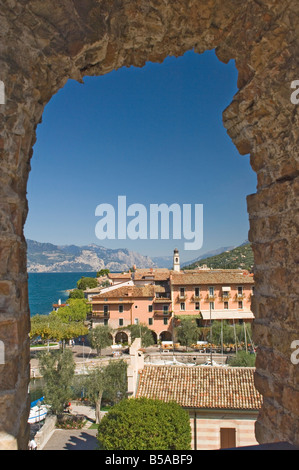 Vue du château de Torre del Benaco, Lac de Garde, Vénétie, Italie, Europe Banque D'Images