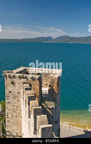 Vue sur le lac de Garde, du château des remparts, Torre del Benaco, Vénétie, Italie, Europe Banque D'Images