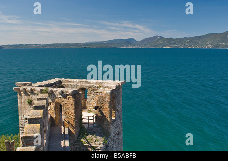 Vue sur le lac de Garde, du château des remparts, Torre del Benaco, Vénétie, Italie, Europe Banque D'Images