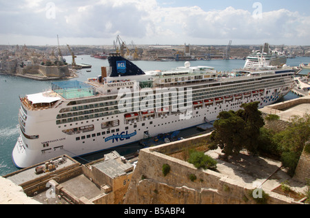 Le navire 'Norwegian Gem' dans le Grand Port, La Valette, Malte. Banque D'Images