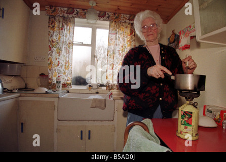 Effet des coupures d'électricité en Ulster retraités 98 décembre Minnie Faloon ses repas de cuisine sur un réchaud à gaz Le quatre-vingt-quatre ans, se remet d'une attaque et fait face à certaines des pires conditions météorologiques s'hiver sans chauffage en raison de coupures d'électricité l'ensemble de la province les personnes âgées Mirrorpix Banque D'Images