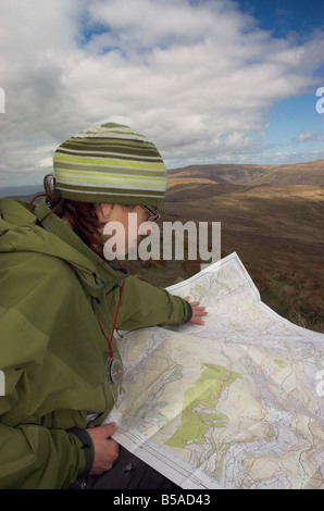 Une marchette de prendre des roulements dans les Brecon Beacons Banque D'Images