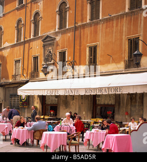 Cafe de la chaussée sur la Piazza dei Signori, dans la ville de Vérone Vénétie Italie Europe Banque D'Images