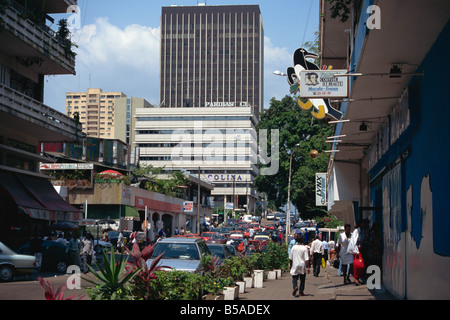 Scène de rue dans le centre-ville Quartier Plateau Abidjan Côte d'Ivoire Afrique Afrique de l'Ouest Banque D'Images