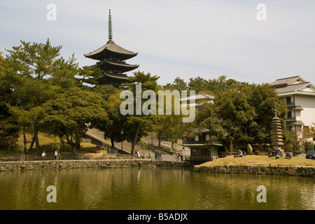 La pagode de cinq étages et l'étang Sarusawa Asie Japon Nara Banque D'Images