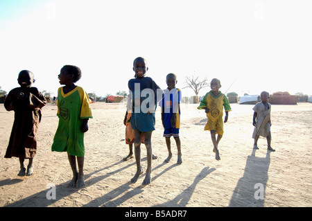 Cette année pour notre appel de Noël 2007 le Daily Mirror est un appel aux dons pour Oxfam s travaux d'urgence au Darfour au Soudan et l'Est du Tchad où trois millions de personnes innocentes chassées de leurs villages sont entièrement dépendants de l'aide humanitaire de jeunes enfants jouant à l'extérieur de la maison sur le camp de déplacés koubigou pour s Banque D'Images