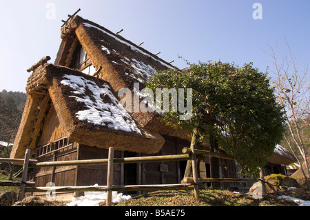 Maison traditionnelle avec toit de chaume épais, Hida Folk Village, Hida no Sato, Hida Takayama, district, Honshu, Japan Banque D'Images