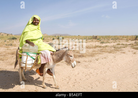 Cette année pour notre appel de Noël 2007 le Daily Mirror est un appel aux dons pour Oxfam s travaux d'urgence au Darfour au Soudan et l'Est du Tchad où trois millions de personnes innocentes chassées de leurs villages sont entièrement dépendants de l'aide humanitaire Banque D'Images