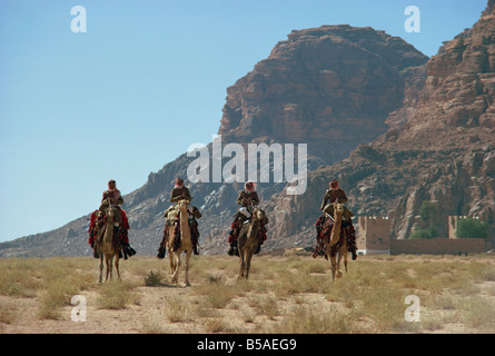 Patrouille dans le désert sur des chameaux, Wadi Rum, Jordanie, Moyen-Orient Banque D'Images